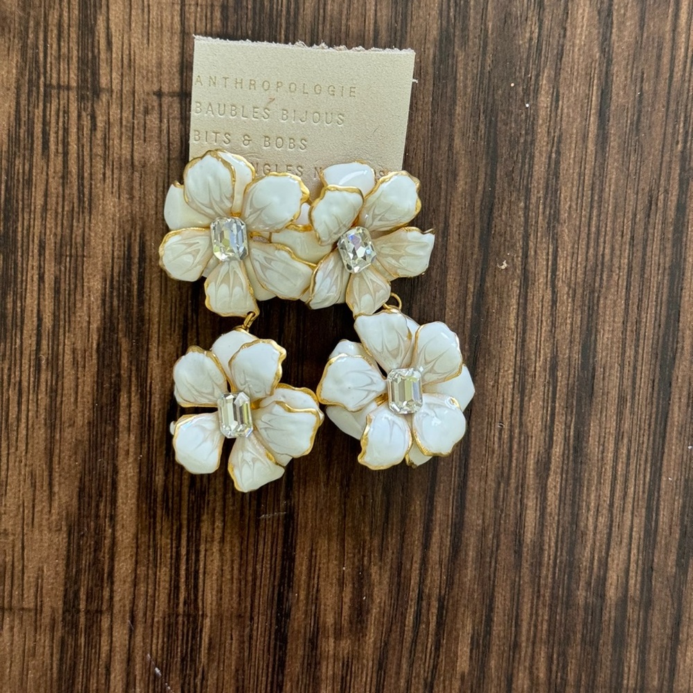 Anthropologie flowers earring  in gold